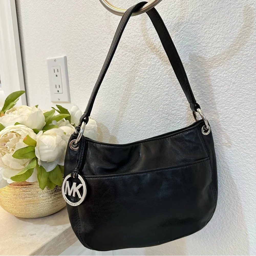 Michael Kors - Leather Shoulder Bag With Removable Crossbody Strap. EUC - Picture 3 of 16